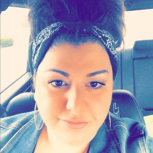 Meet your Posher, Voula